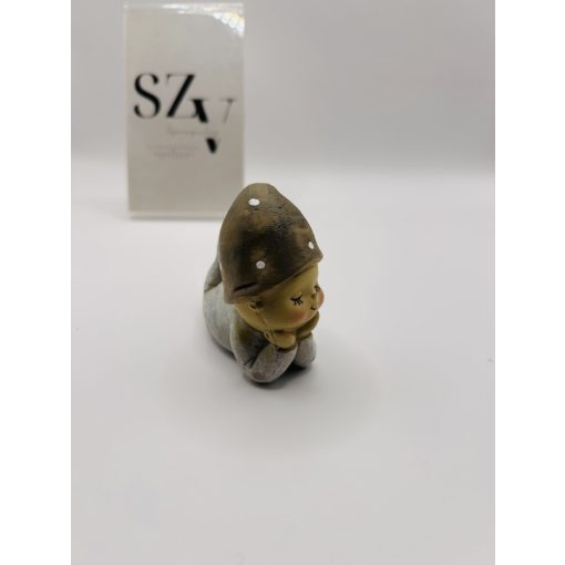 Baba Sapkában Hason